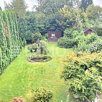 Garten mit Teich und Gartenhaus