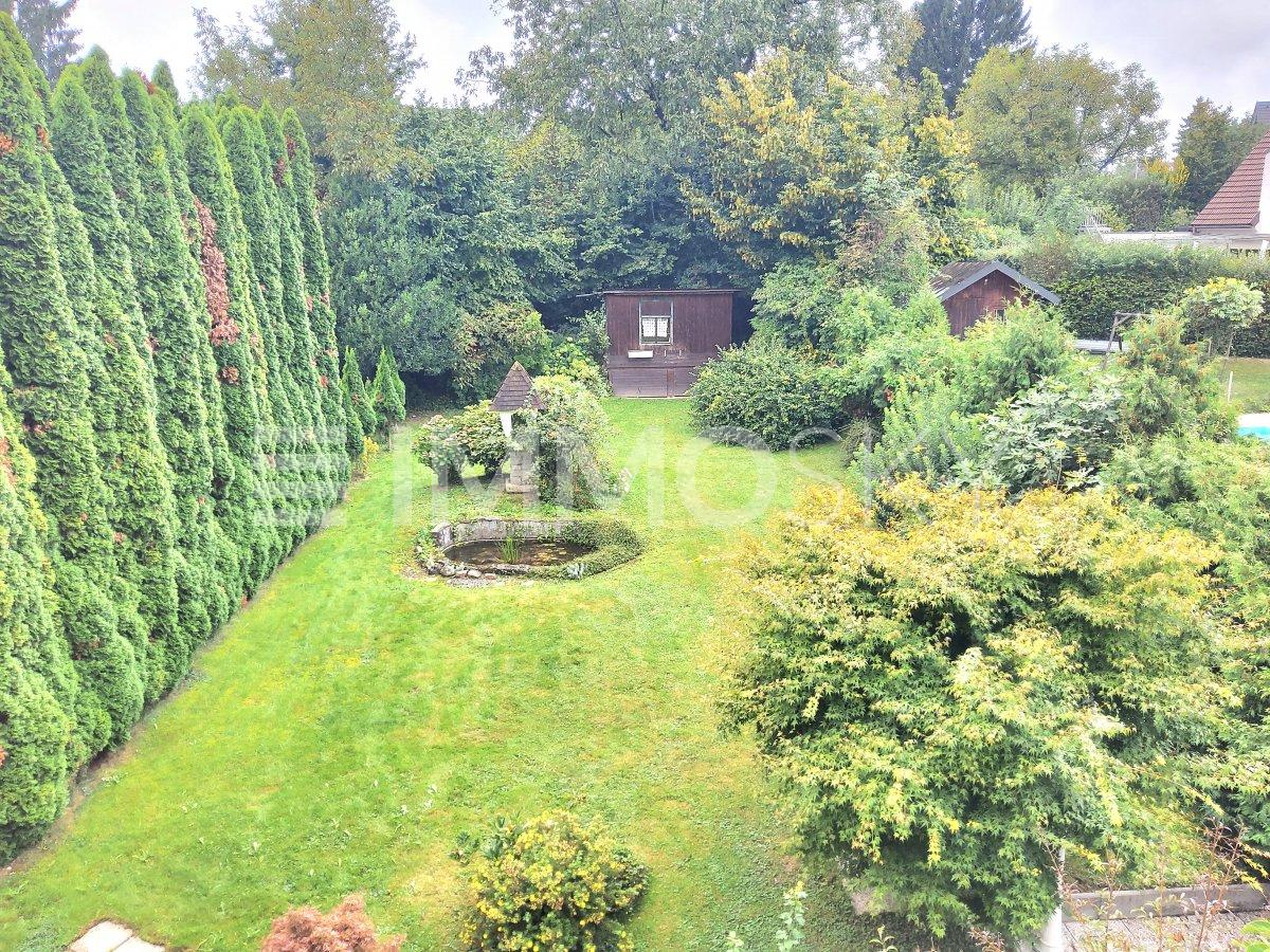 Garten mit Teich und Gartenhaus