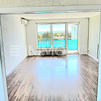 Wohnzimmer mit Ausblick und Balkon