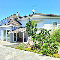 Villa mit Grünanlage