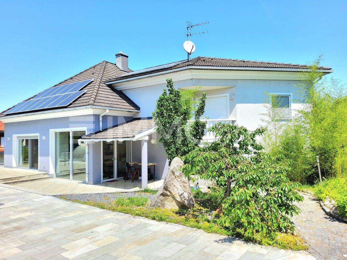 Moderne Anwesen mit Grünanlage