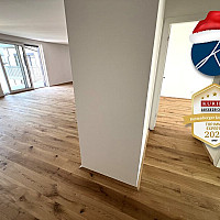 Wohnküche und Gang zu den Zimmern