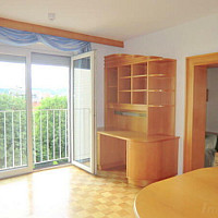 Wohnzimmer mit Balkon