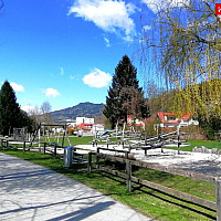 Spielplatzanlage mit Radweg am Murufer