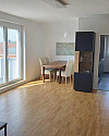 Helles Wohnzimmer mit Essbereich