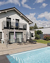 Außenansicht Haus und Pool