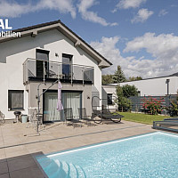 Außenansicht Haus und Pool