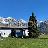 HOCHWERTIGES RAUMWUNDER IN AUSSERGEWÖHNLICHER AUSSICHTSLAGE