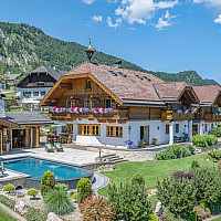KITZIMMO-Einzigartige Landhausvilla mit Pool und unverbaubarem Seeblick - Immobilien St. Gilgen.