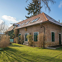 Südostseitige Ansicht vom Garten aus