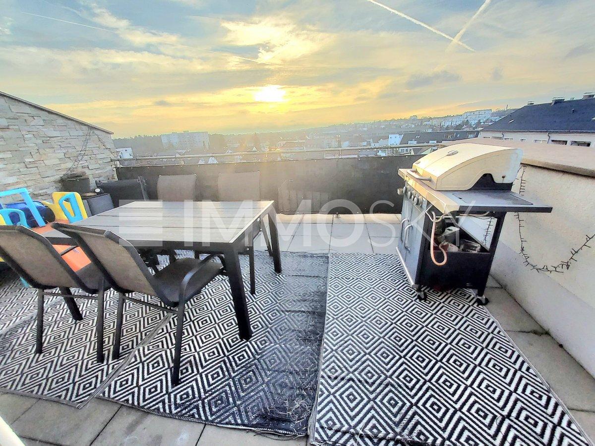 Sonnenuntergang auf der gemütlichen Dachterrasse