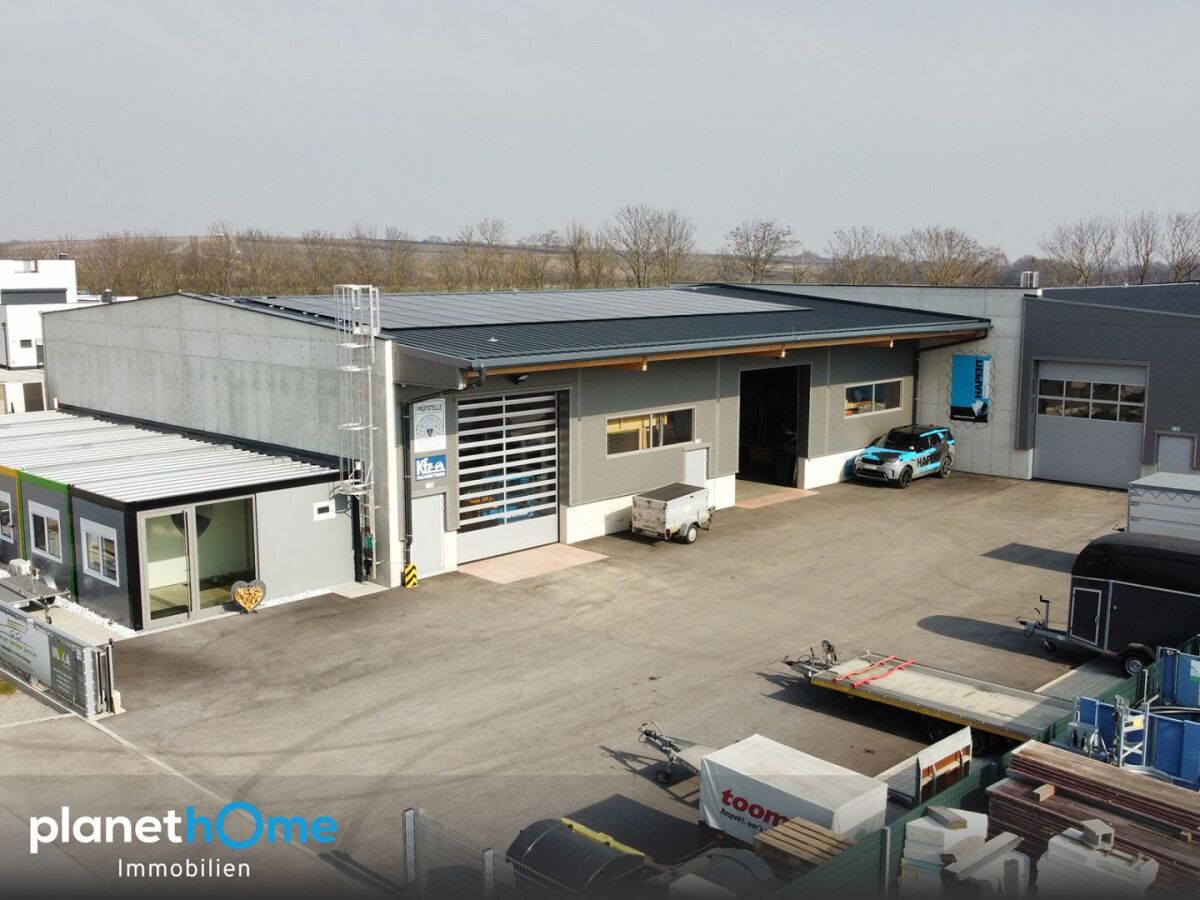 Betriebshallen mit Buero