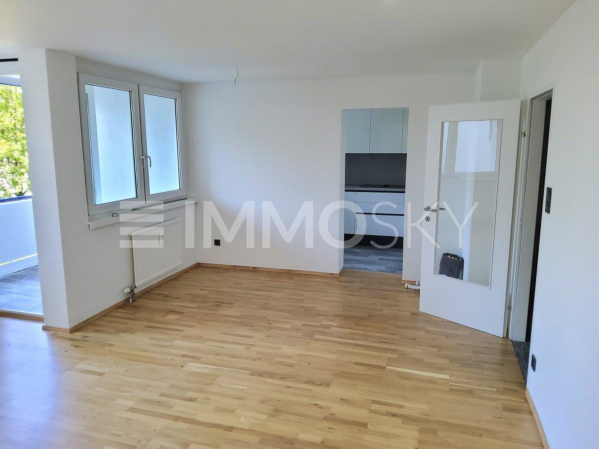Wohn/Essraum mit Ausgang Loggia und extra Küche