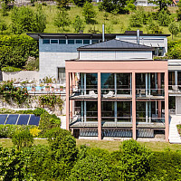 Eingebettet in begehrter Aussichtslage präsentiert sich diese exklusive Villa