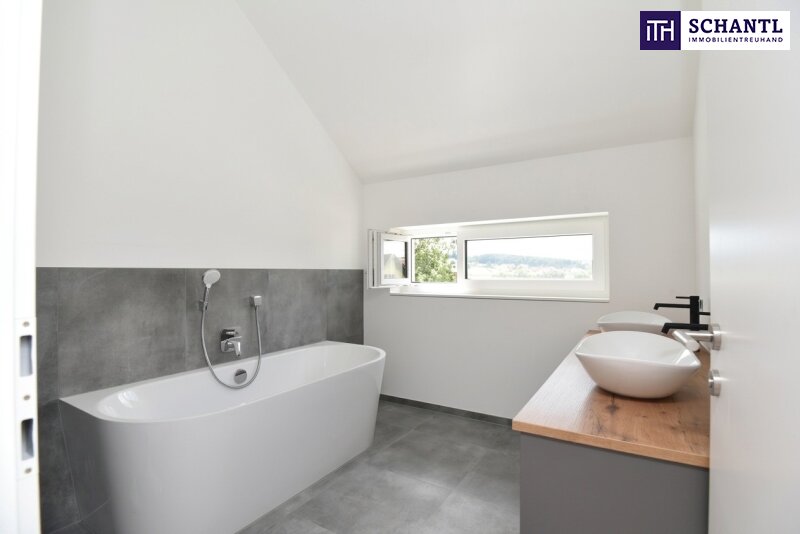 großes Badezimmer im OG