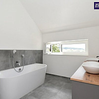 großes Badezimmer im OG