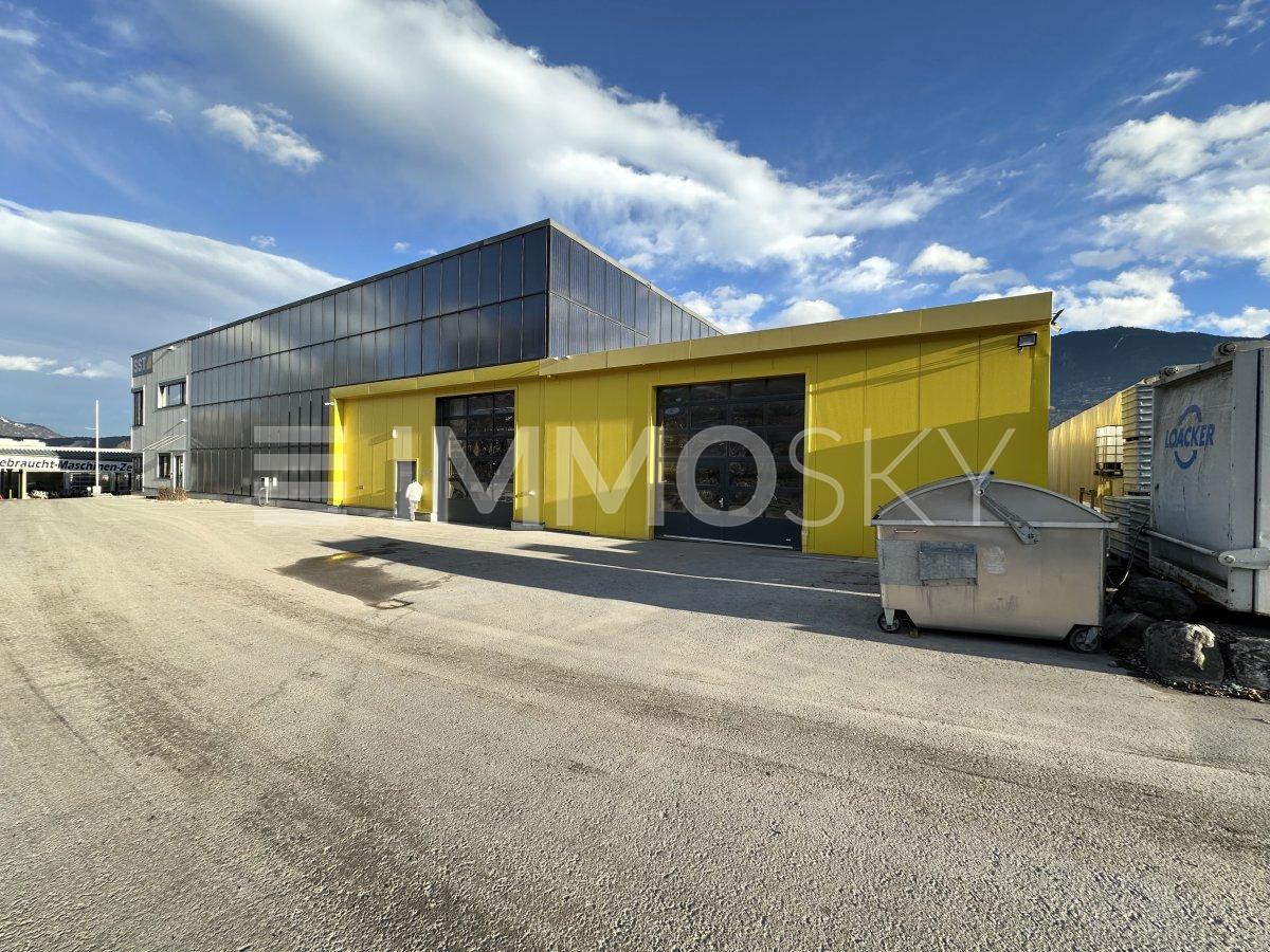 Haupthalle mit gelbem Zubau