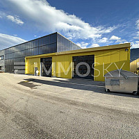 Haupthalle mit gelbem Zubau