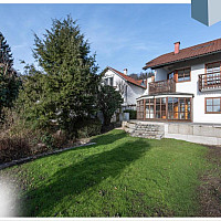 Garten und Gebäude Südwestansicht