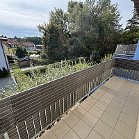 Großzügiger Balkon mit Grünblick