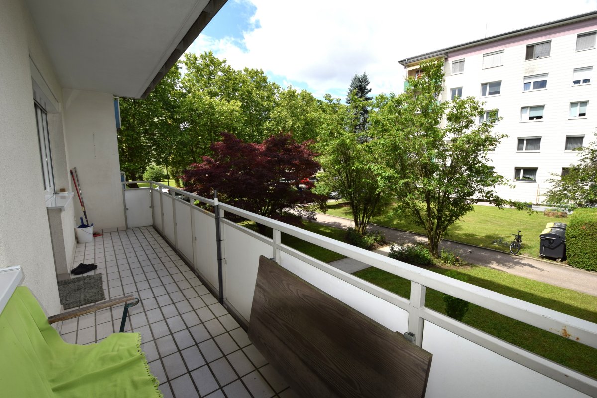 großer Balkon S/W ins Grüne