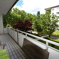 großer Balkon S/W ins Grüne