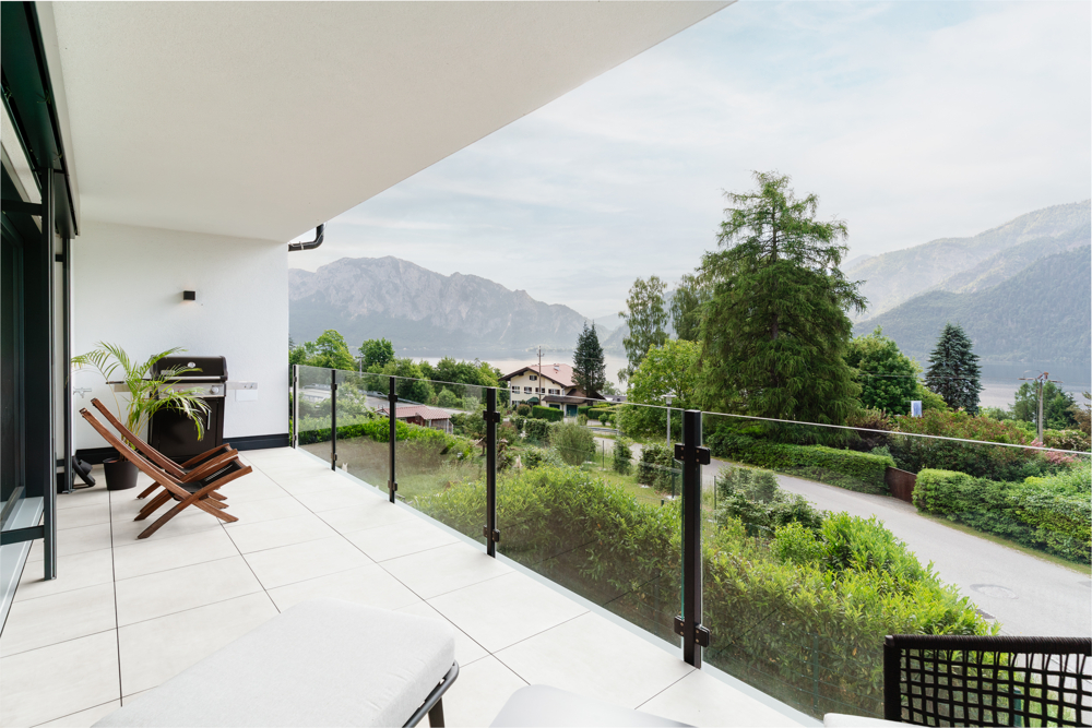 Die überdachte Terrasse erweitert den Wohnraum ins Freie