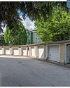Nebengebäude mti Garagen