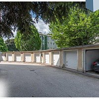Nebengebäude mti Garagen