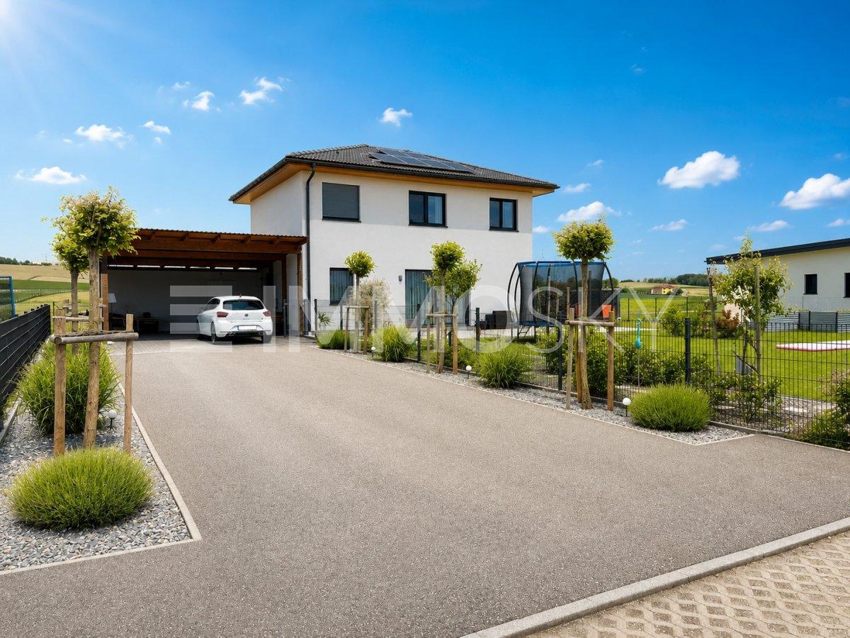 Haus mit Zufahrt und Carport