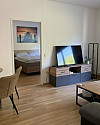 Wohnzimmer mit Blick ins Schlafzimmer