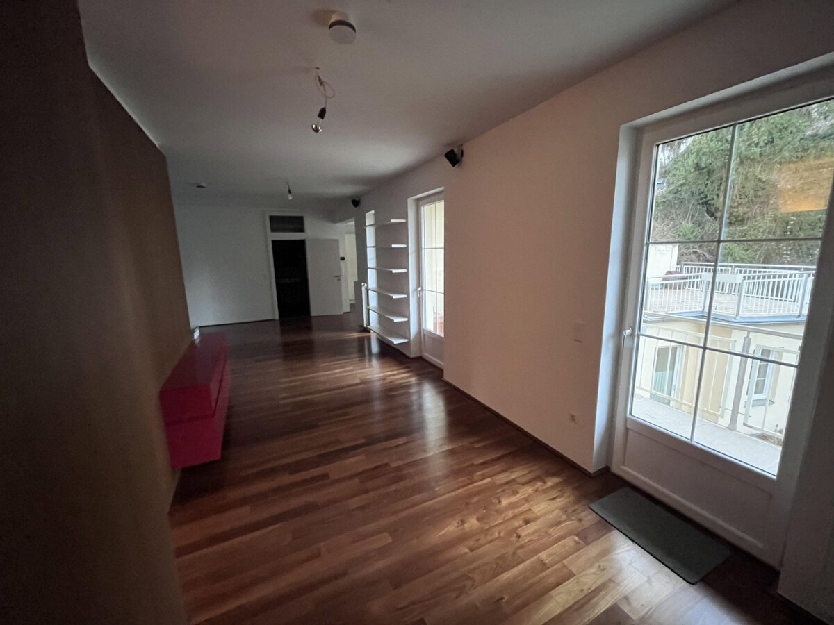 Wohnzimmer und Balkon