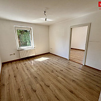 Wohnzimmer (VOR Ausbesserungsarbeiten)