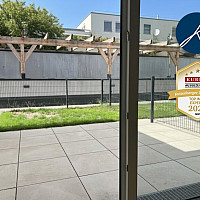 Terrasse und kleiner Vorgarten