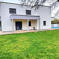 1. Terrasse mit Blick zum Pool
