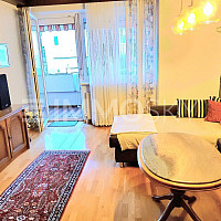 Wohnzimmer mit Balkonausgang