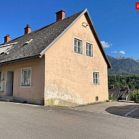 Haus außen mit Parkplatz