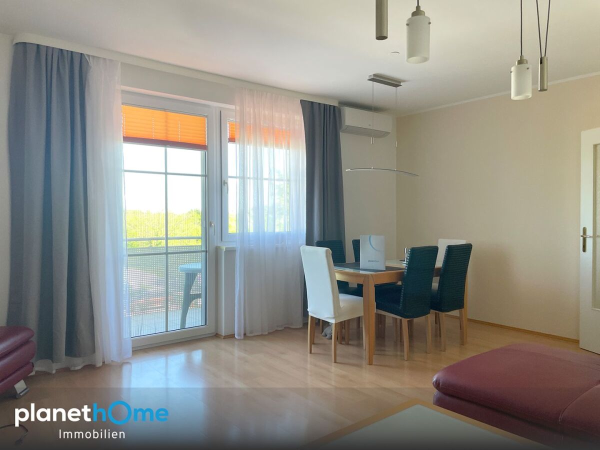 Wohnzimmer mit Balkon