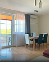 Wohnzimmer mit Balkon