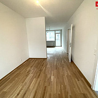 Eßzimmer mit Bilck ins Wohnzimmer