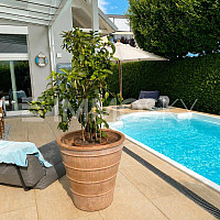 Pool und Terrasse