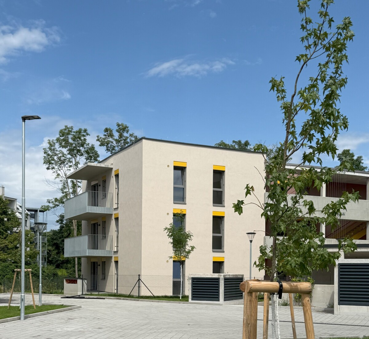 Wohnhaus mit Balkonen und Bäumen
