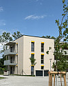 Wohnhaus mit Balkonen und Bäumen