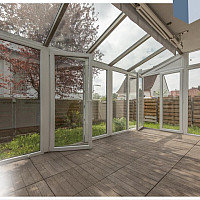 Terrasse mit Wintergarten