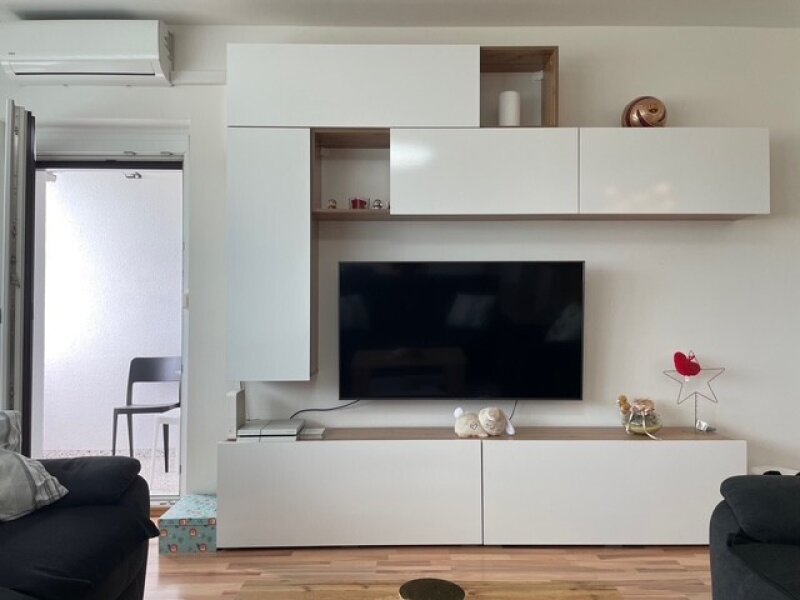 Wohnzimmer mit Loggia, Klima und offener Küche