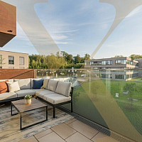 Balkon (KI möbliert)