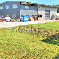 Moderne Büros mit Lagerhalle