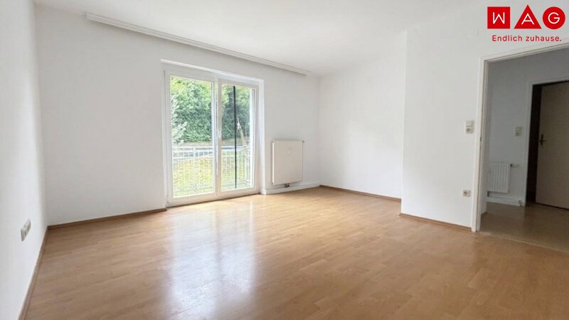 Wohn- und Schlafzimmer mit Zugang zum Balkon
