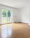 Wohn- und Schlafzimmer mit Zugang zum Balkon