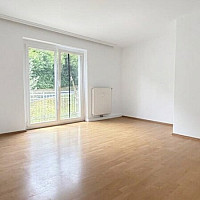 Wohn- und Schlafzimmer mit Zugang zum Balkon